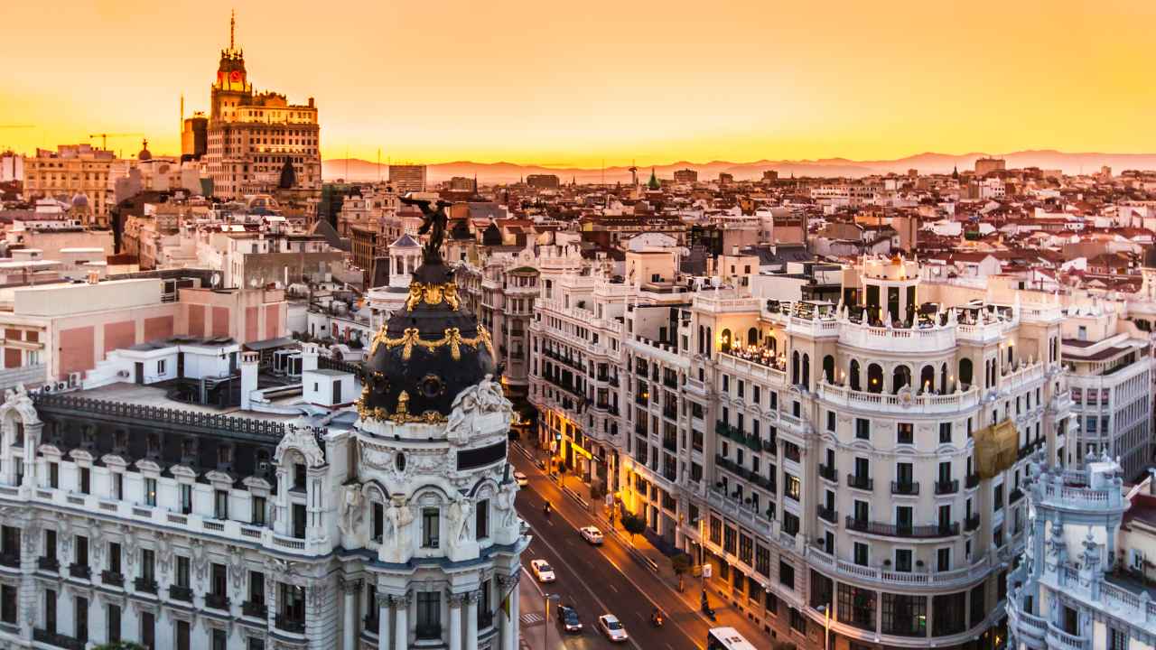 vista panorámica de la Gran Vía y el skyline financiero de Madrid al atardecer