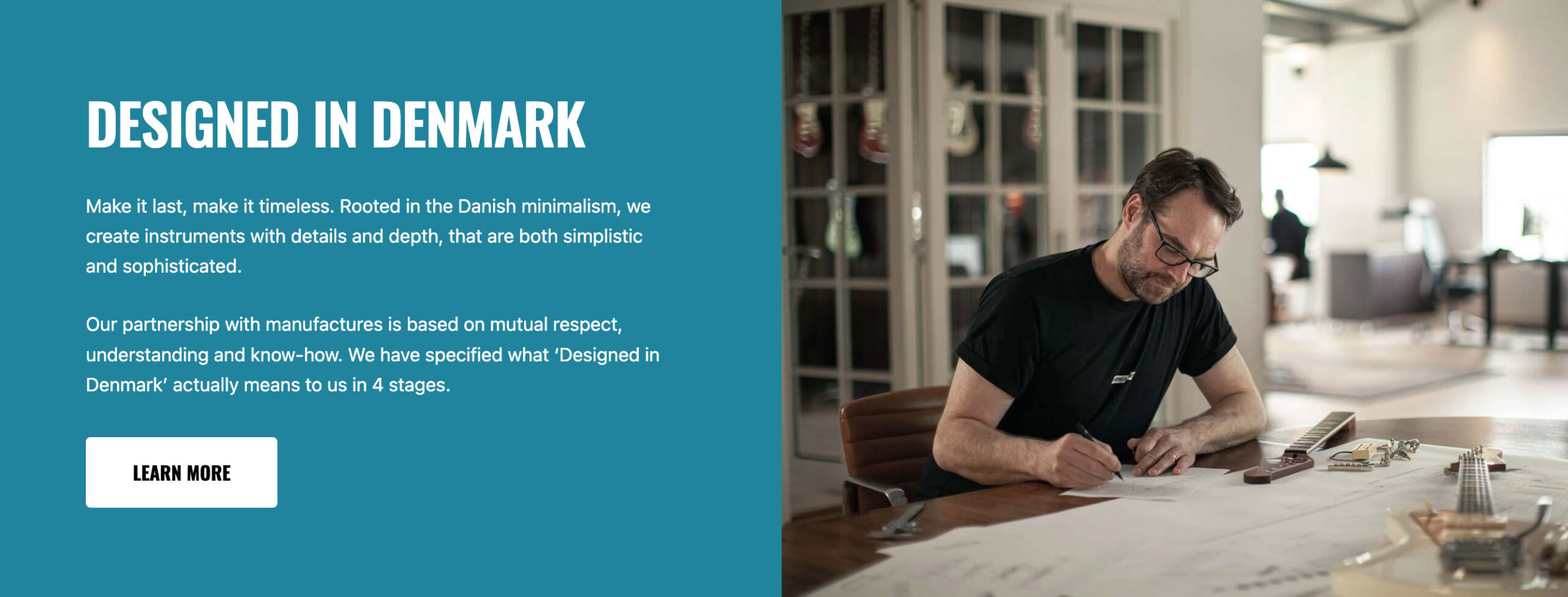 Luthier dibujando planos de guitarra en una mesa de trabajo junto a piezas de guitarra, con texto “Designed in Denmark”.