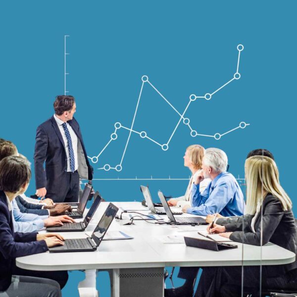 Presentación de datos clave en una reunión de M&A frente a un equipo directivo.