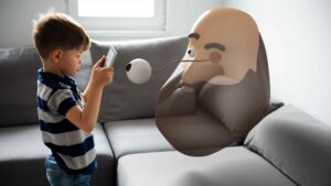 Niño interactuando con personaje virtual en realidad aumentada desde un móvil.