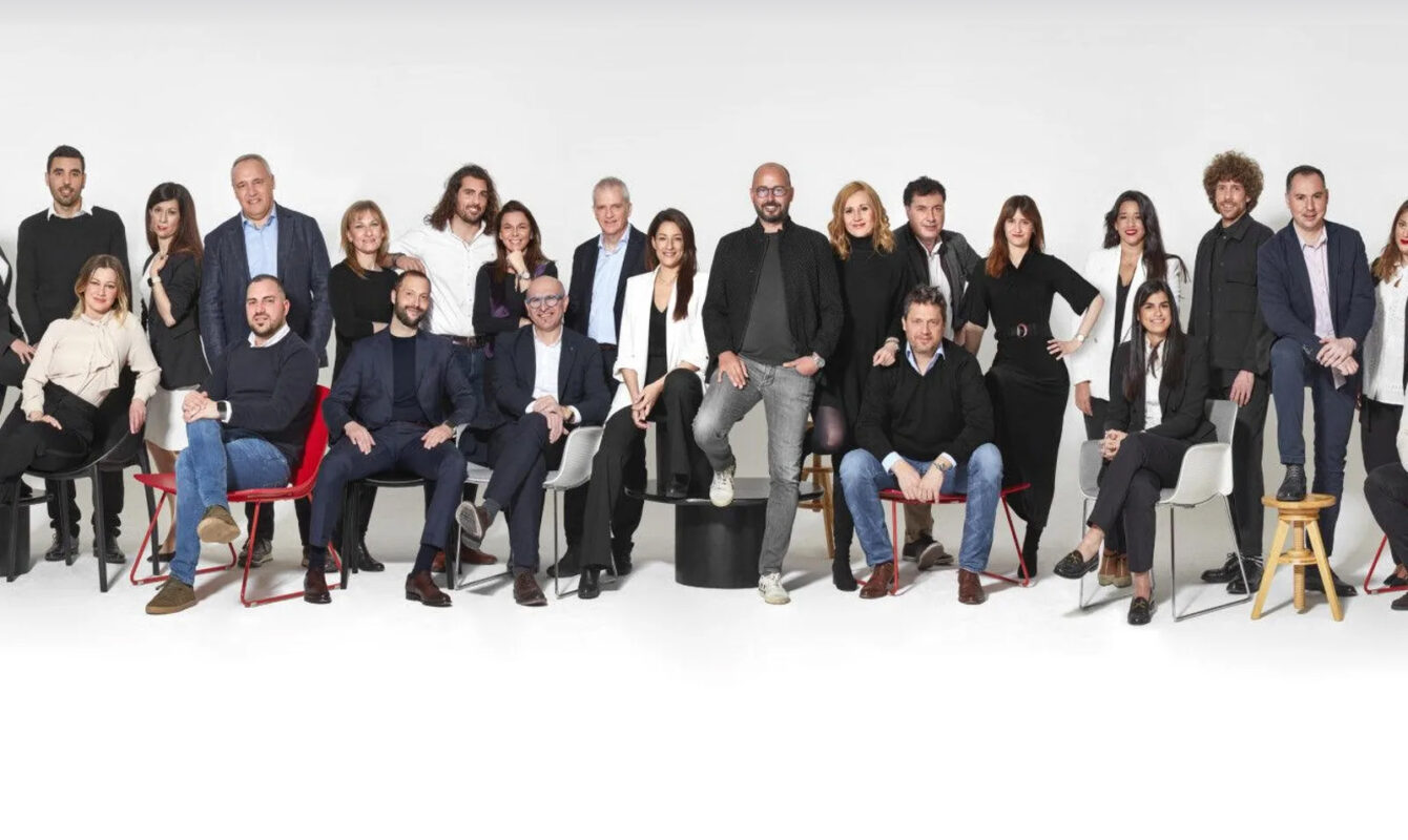 Equipo de profesionales de WAM Global posando en estudio, reflejando diversidad, cercanía y profesionalismo en el ámbito de las relaciones públicas digitales.