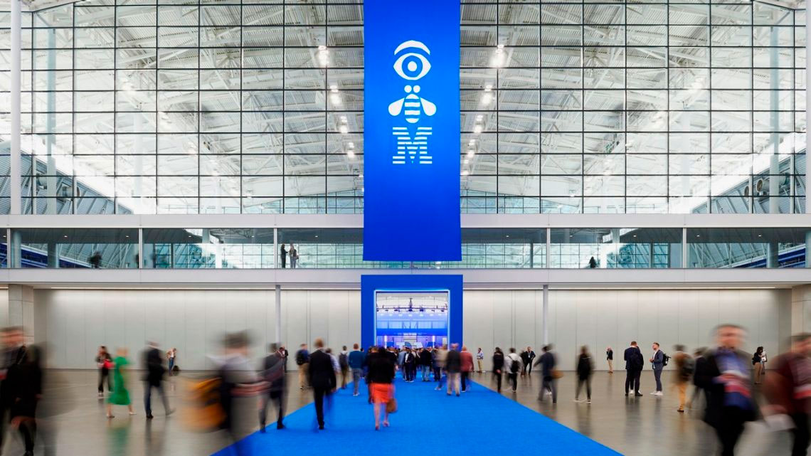 Entrada principal al evento IBM Think con asistentes accediendo al recinto y logotipo destacado