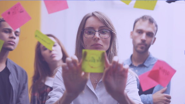Equipo de consultores analizando ideas tecnológicas en un workshop estratégico