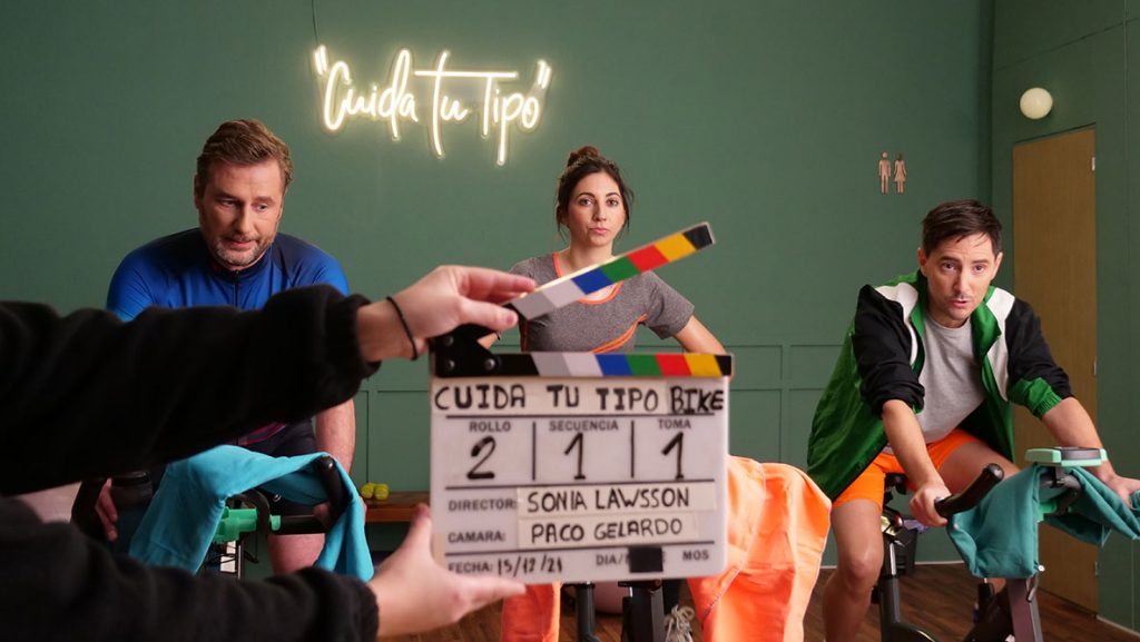 Escena de la serie de branded content sobre diabetes con tono humorístico y educativo.