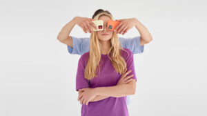 Persona con smartphones en los ojos representando cómo la tecnología media nuestra visión del mundo digital.