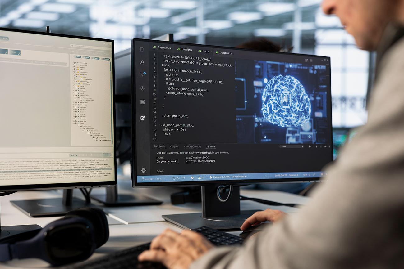 Programador trabajando con código de inteligencia artificial en doble monitor.