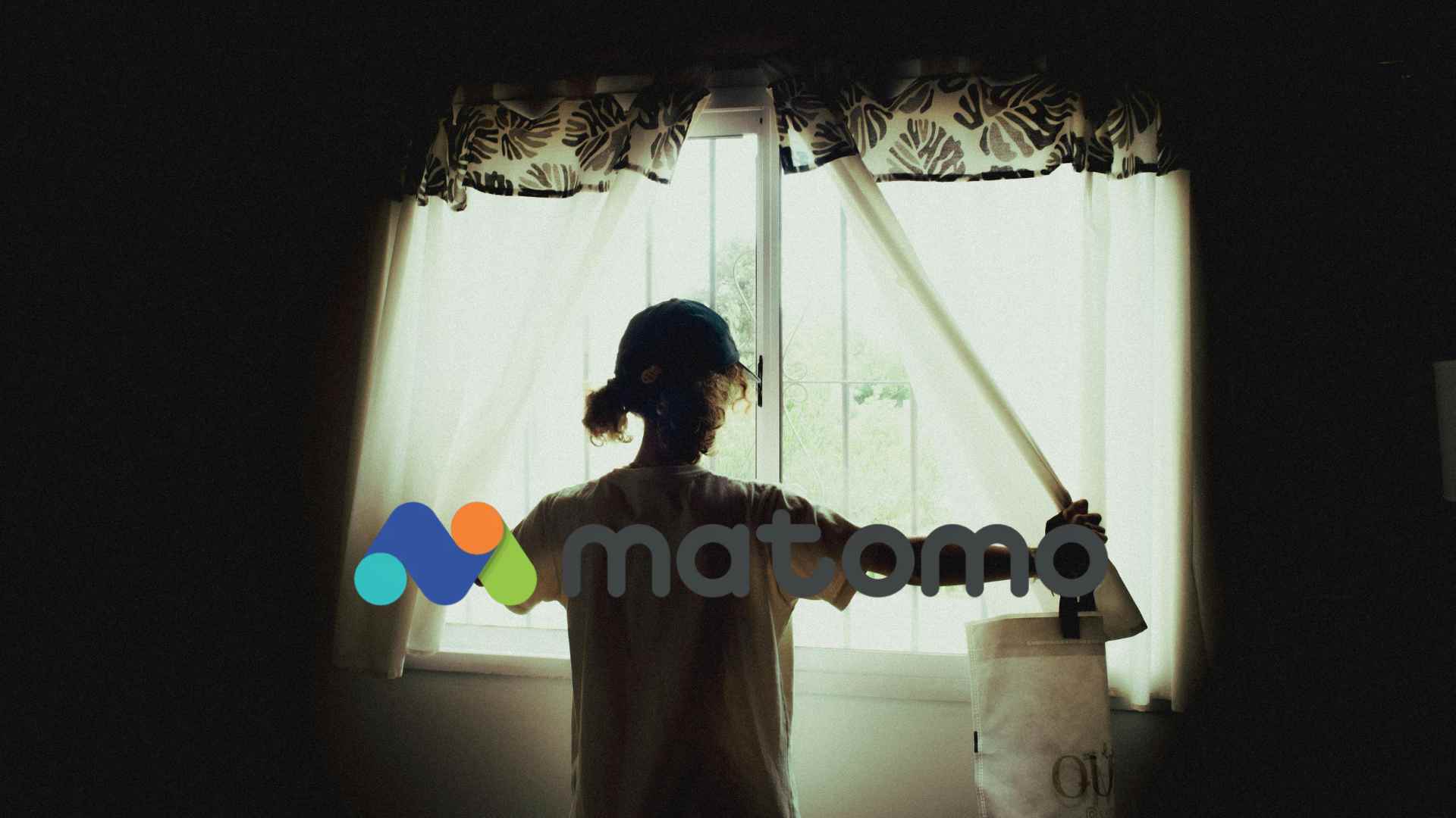 Persona abriendo una ventana como metáfora de descubrir nuevas formas de medir el tráfico desde inteligencia artificial con Matomo