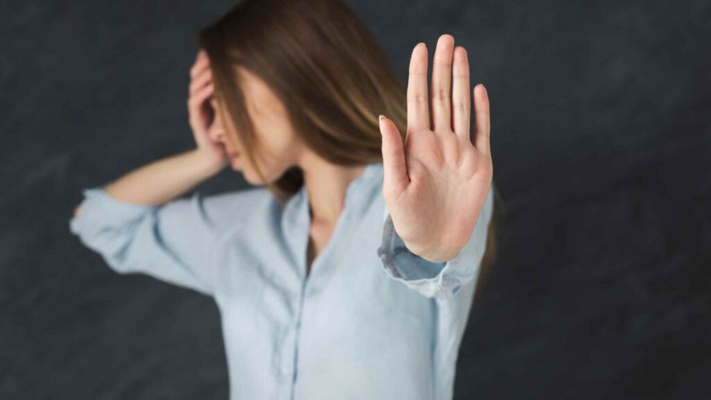 Mujer haciendo gesto de stop como metáfora de frenar la medición tradicional del tráfico SEO desde ChatGPT