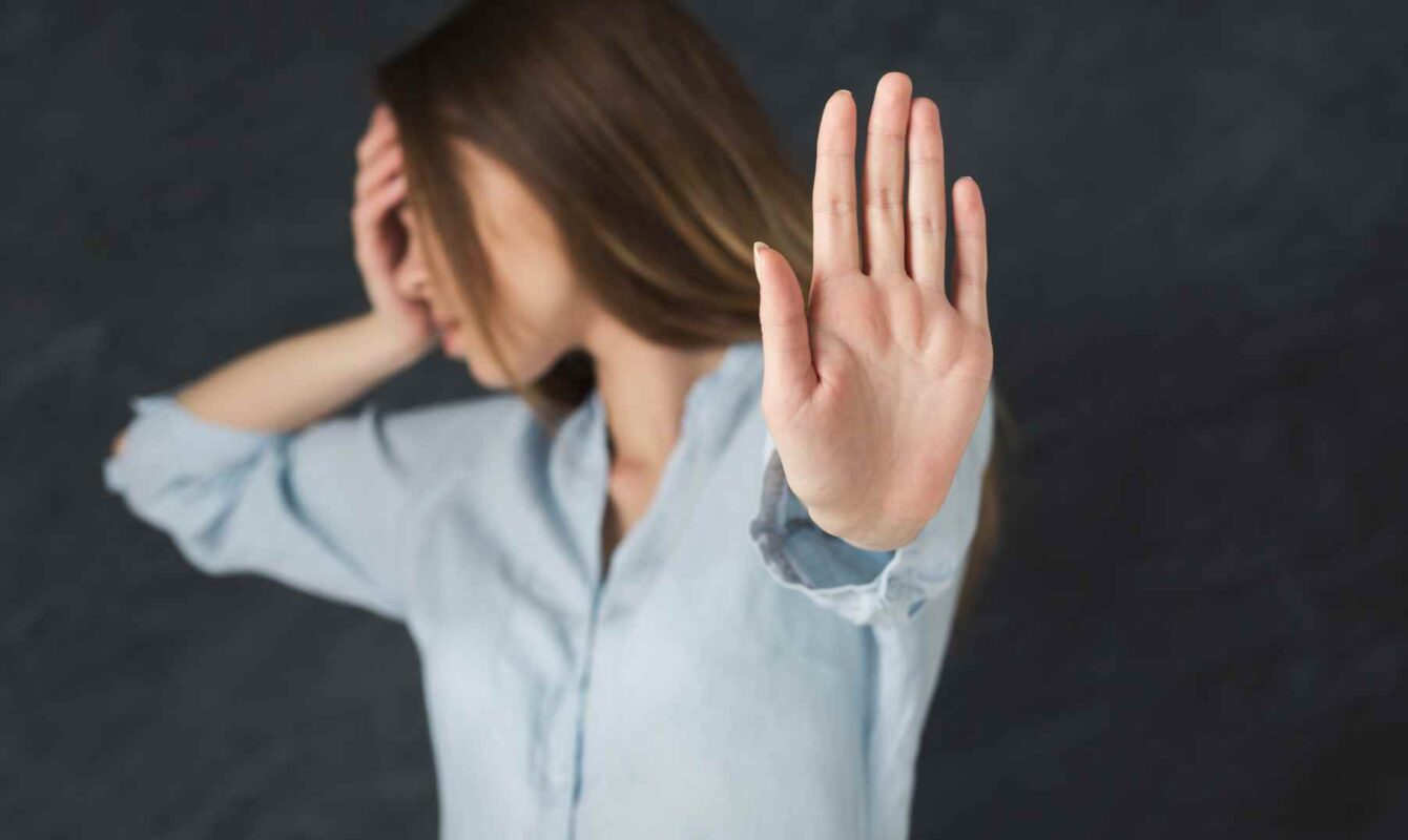 Mujer haciendo gesto de stop como metáfora de frenar la medición tradicional del tráfico SEO desde ChatGPT