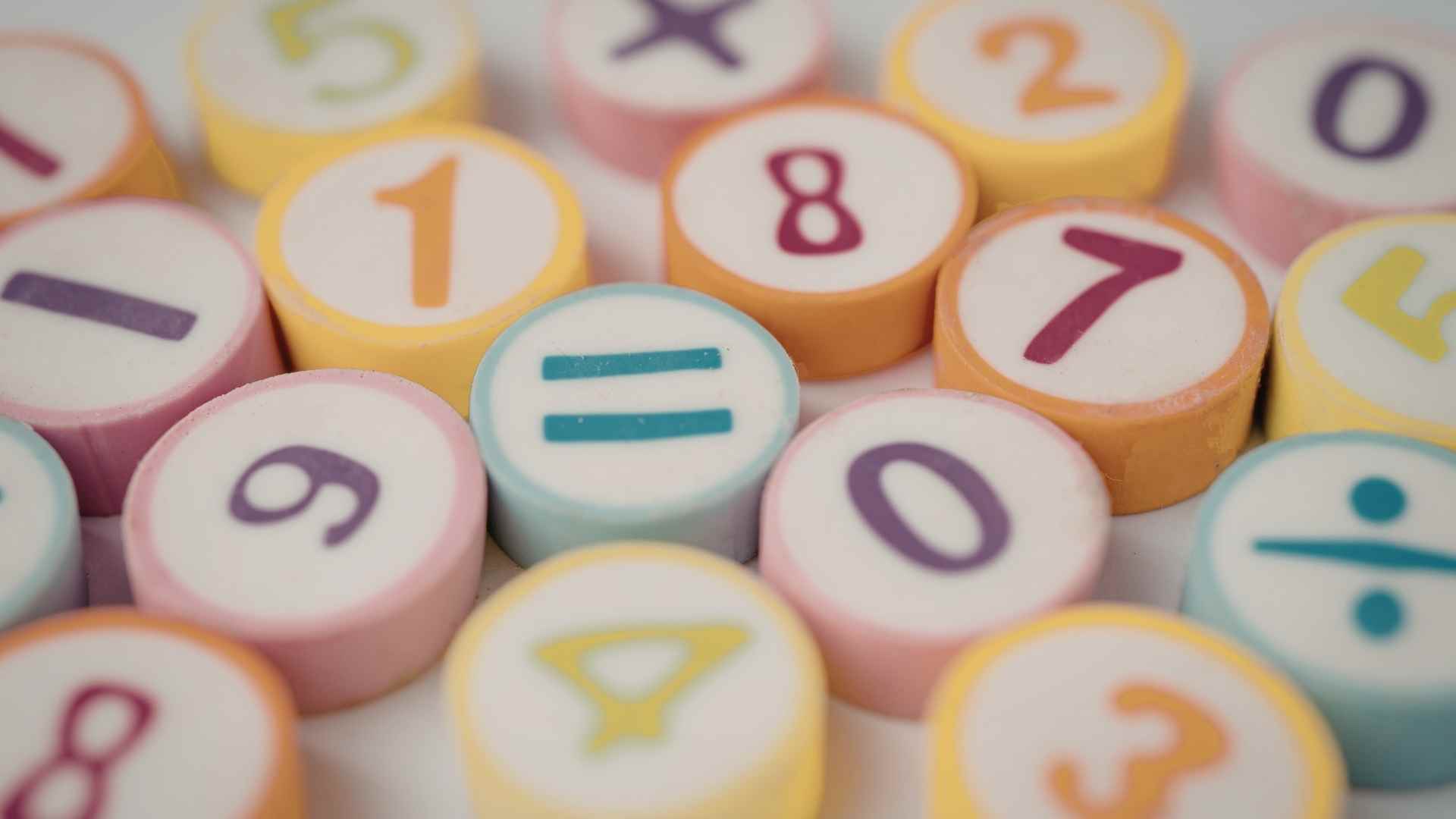 El modelo detecta la intersección semántica entre ambas consultas. Lo que podríamos llamar el mínimo común múltiplo conversacional.