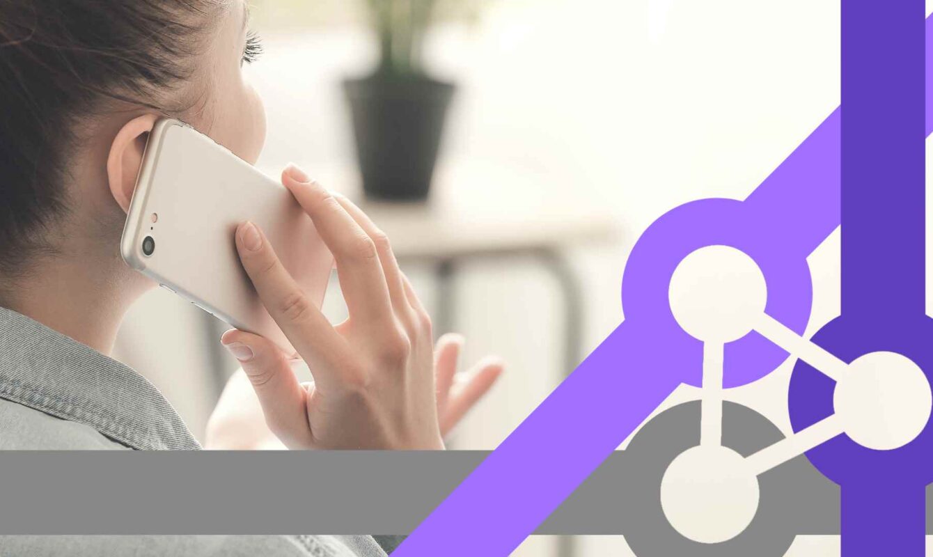 Persona hablando por teléfono móvil, representación de la comunicación digital y la interacción en el ecosistema informativo