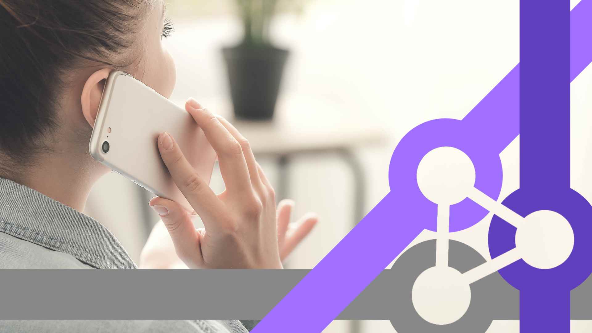 Persona hablando por teléfono móvil, representación de la comunicación digital y la interacción en el ecosistema informativo