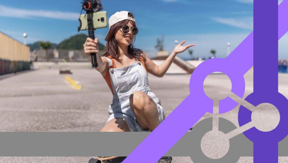 Creadora de contenido grabando vídeo con smartphone, ejemplo de visibilidad digital y estrategia en inteligencia artificial