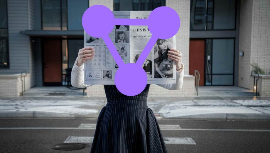 Persona leyendo prensa en la calle, representación del consumo informativo en España en el Observatorio de influencia digital 2026