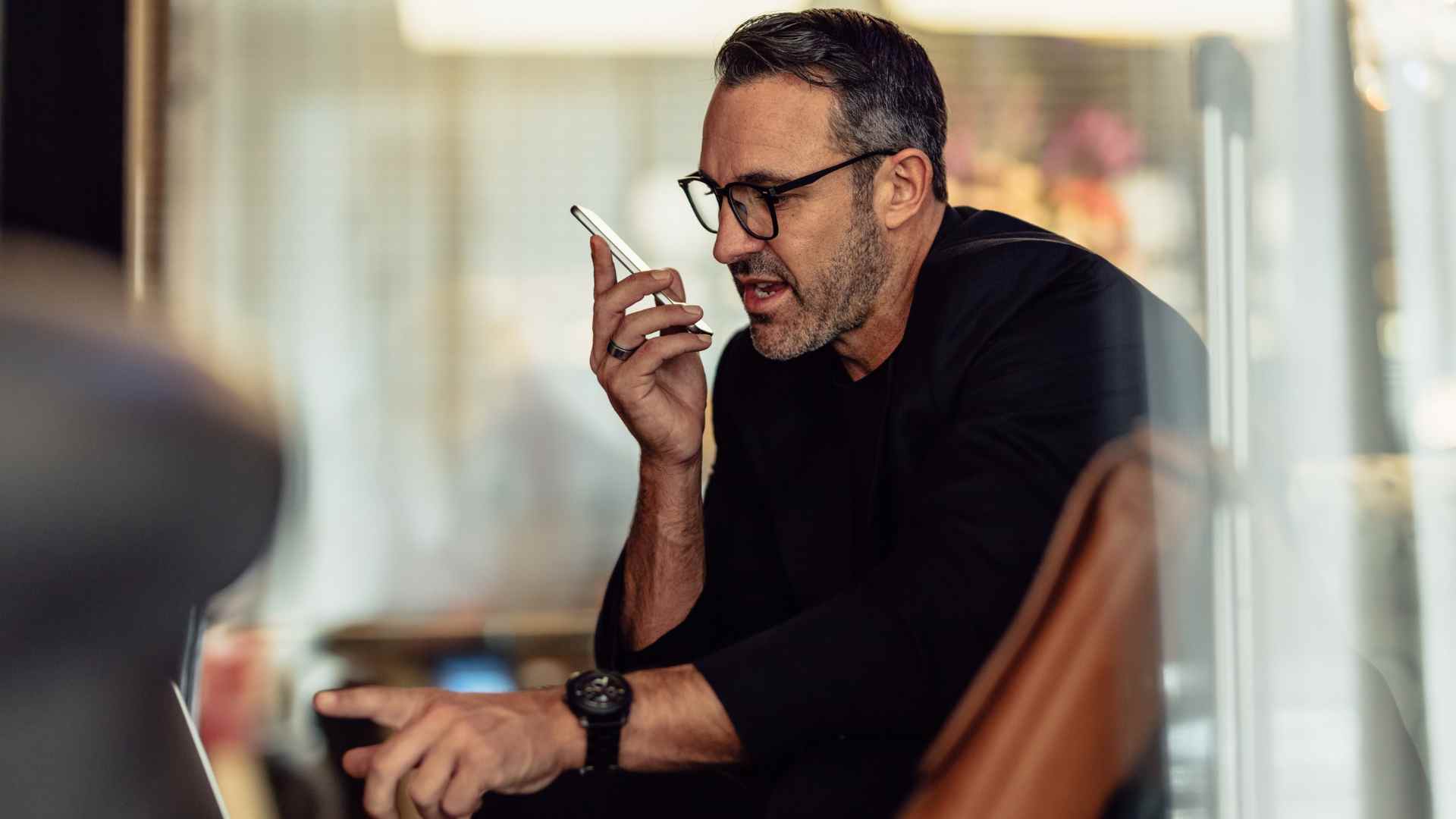 CEO hablando con otros profesionales y compartiendo conocimiento basado en su experiencia empresarial.
