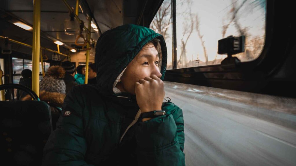 Persona mirando por la ventana de un autobús, imagen destacada de un artículo sobre la influencia invisible de la inteligencia artificial en las conversiones.