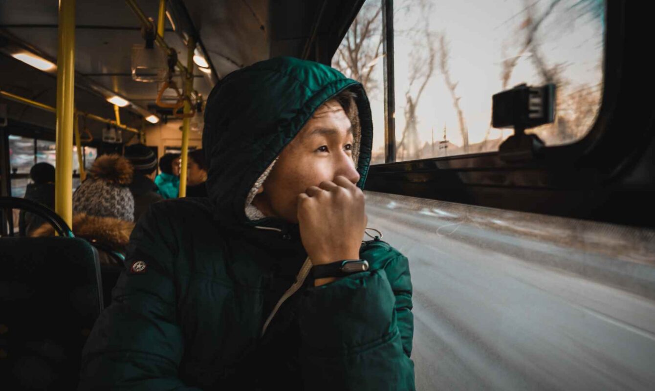 Persona mirando por la ventana de un autobús, imagen destacada de un artículo sobre la influencia invisible de la inteligencia artificial en las conversiones.