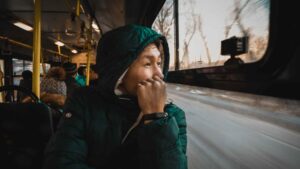 Persona mirando por la ventana de un autobús, imagen destacada de un artículo sobre la influencia invisible de la inteligencia artificial en las conversiones.