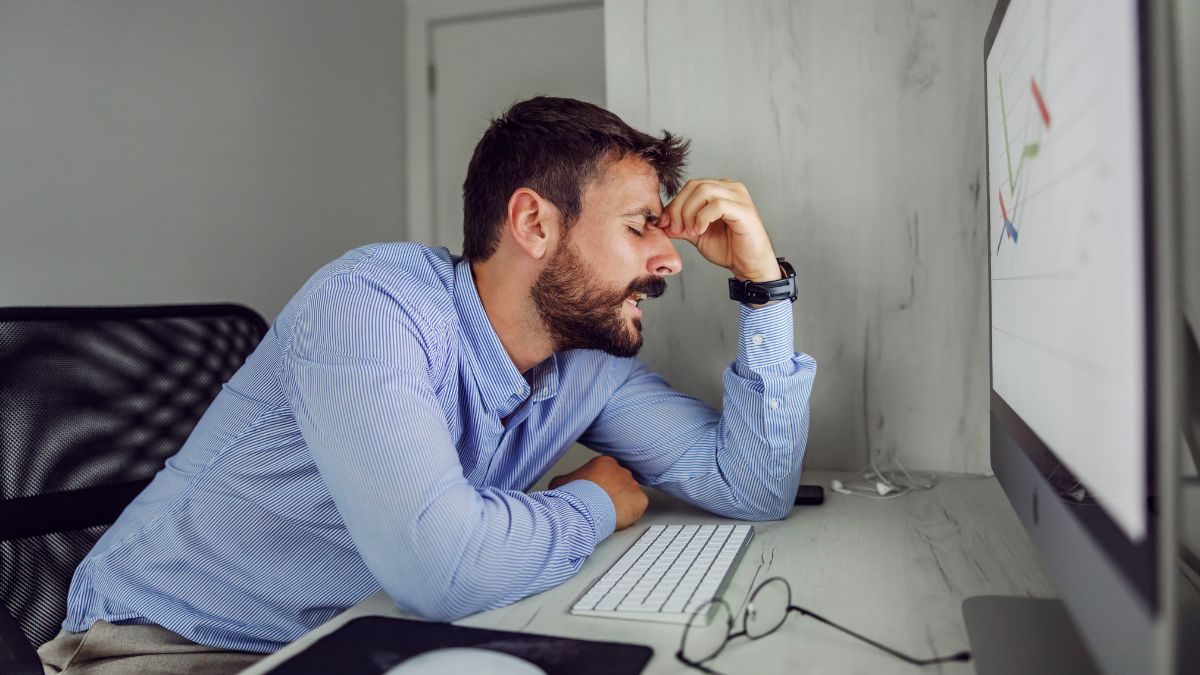 Profesional cansado por recibir emails automatizados y spam comercial de forma constante