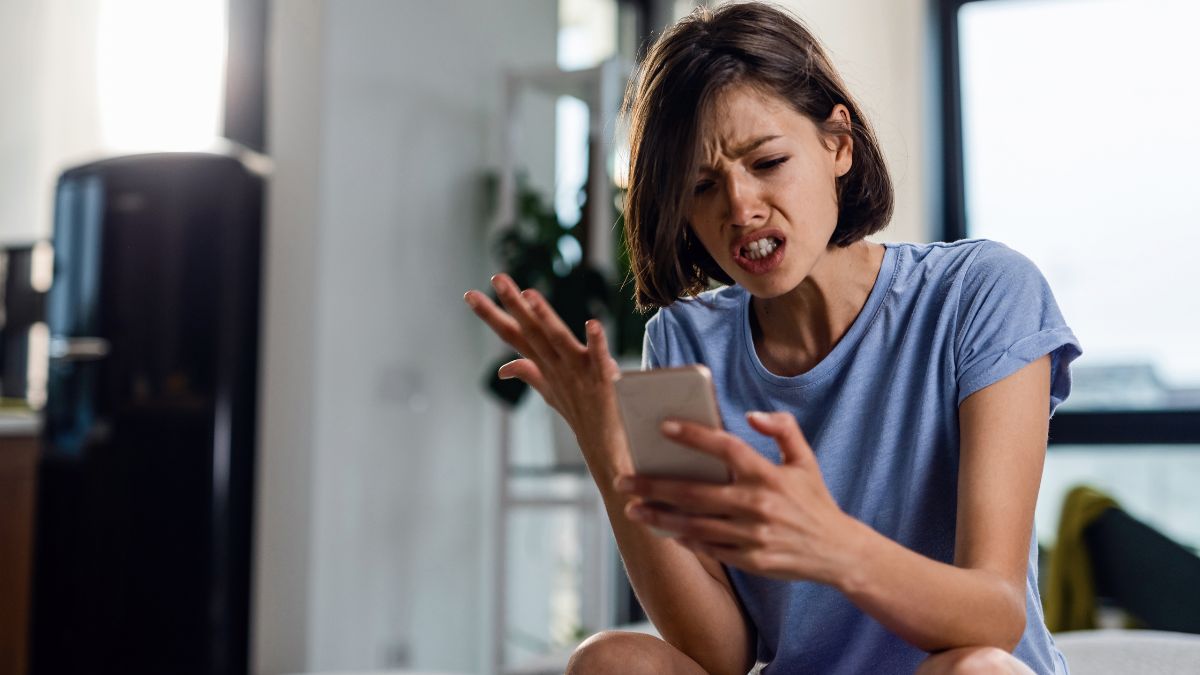 Mujer molesta al recibir mensajes comerciales automatizados y spam en el móvil