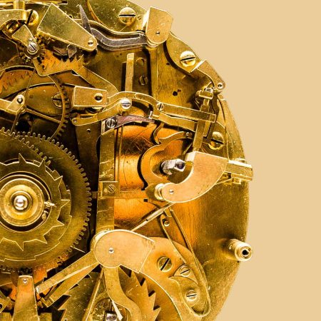 Sistema de engranajes metálicos funcionando en sincronía