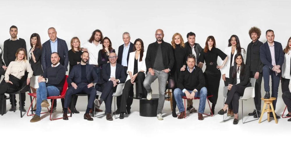 Equipo de profesionales de WAM Global posando en estudio, reflejando diversidad, cercanía y profesionalismo en el ámbito de las relaciones públicas digitales.