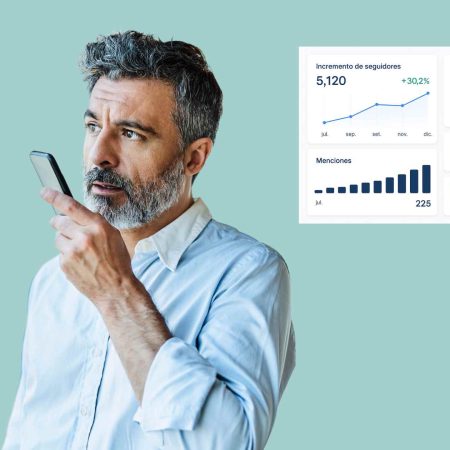 Ejecutivo revisando su móvil con métricas de reputación digital.