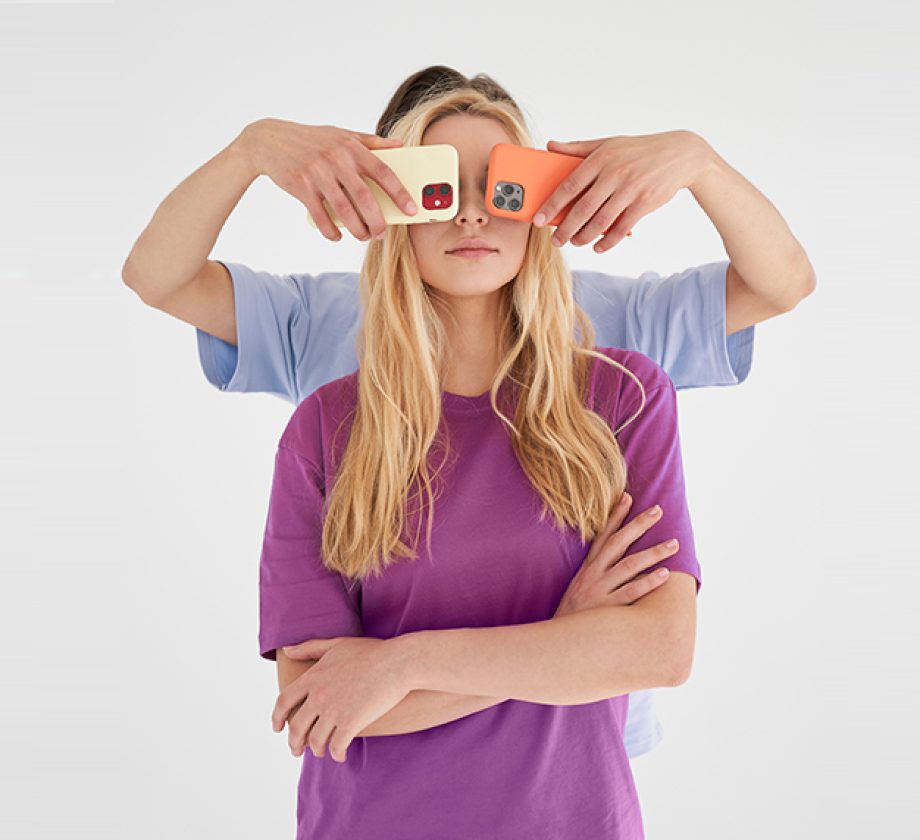 Persona con smartphones en los ojos representando cómo la tecnología media nuestra visión del mundo digital.