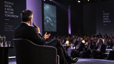 Directivo de ciberseguridad hablando ante una audiencia en un evento sectorial.