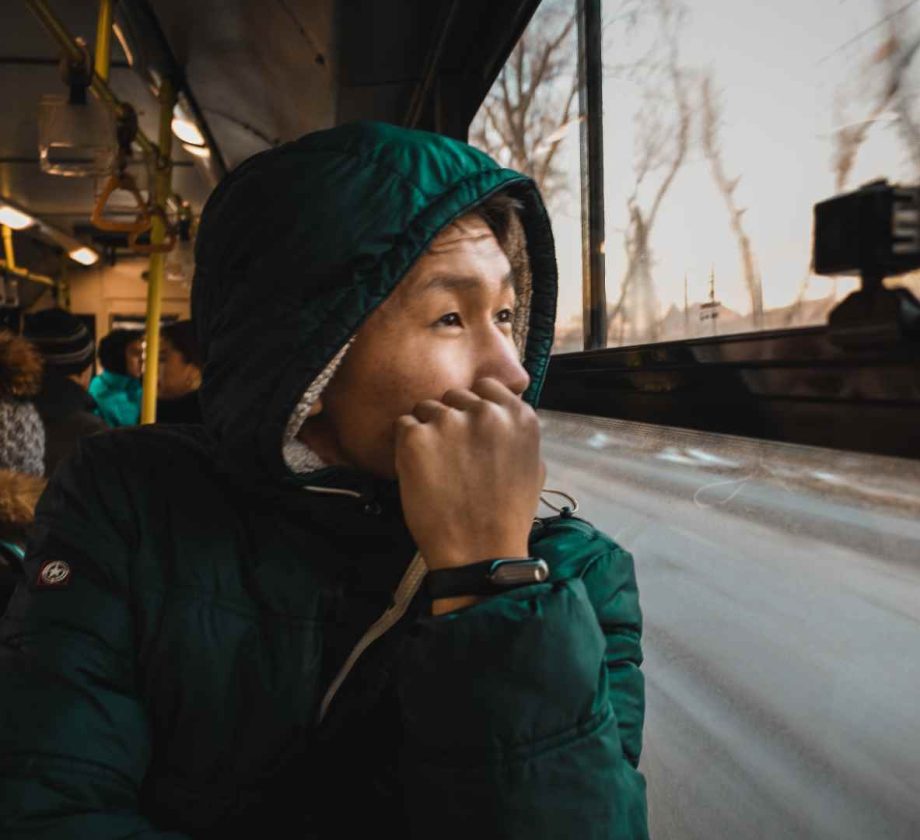 Persona mirando por la ventana de un autobús, imagen destacada de un artículo sobre la influencia invisible de la inteligencia artificial en las conversiones.