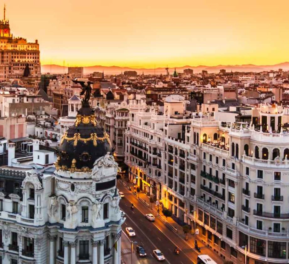 vista panorámica de la Gran Vía y el skyline financiero de Madrid al atardecer
