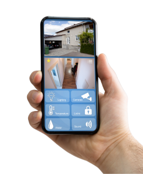 Mano sujetando un smartphone con una aplicación de domótica para controlar dispositivos inteligentes desde el móvil.