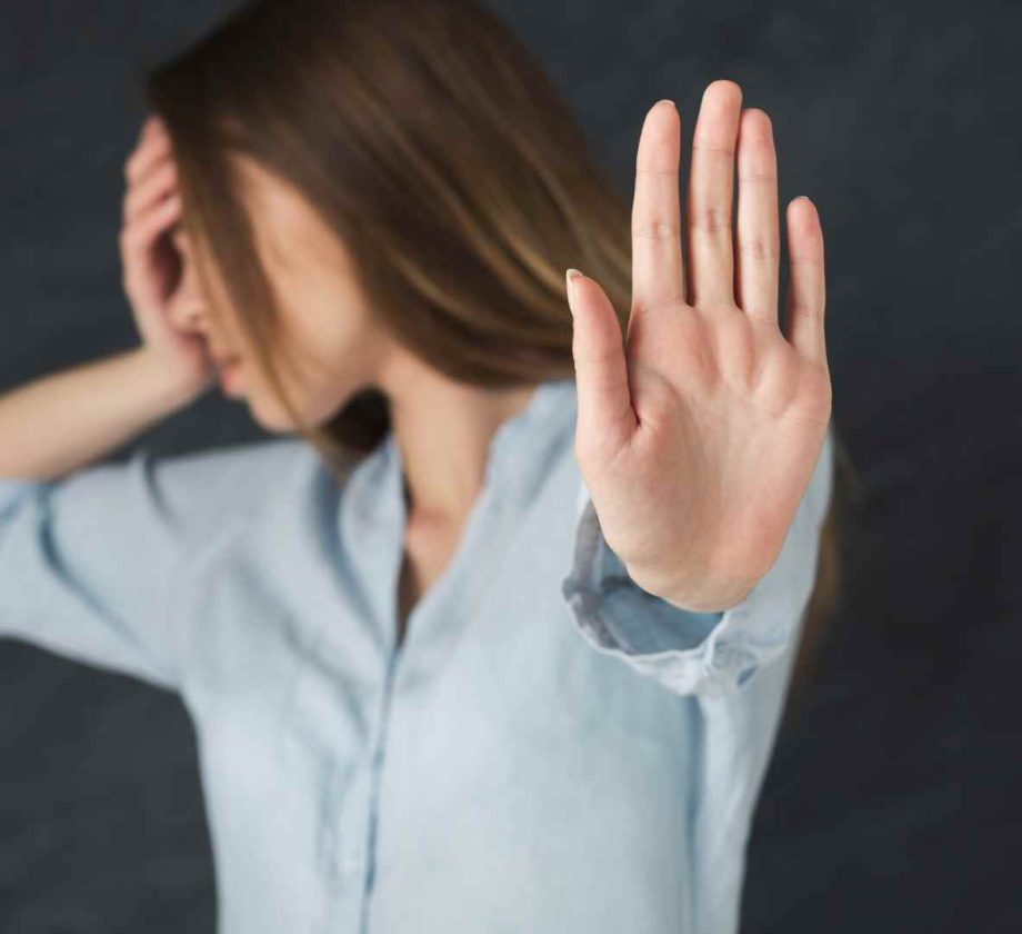 Mujer haciendo gesto de stop como metáfora de frenar la medición tradicional del tráfico SEO desde ChatGPT