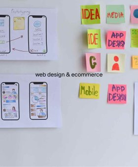 Proceso de ideación visual para una app móvil, con post-its y prototipos de pantalla