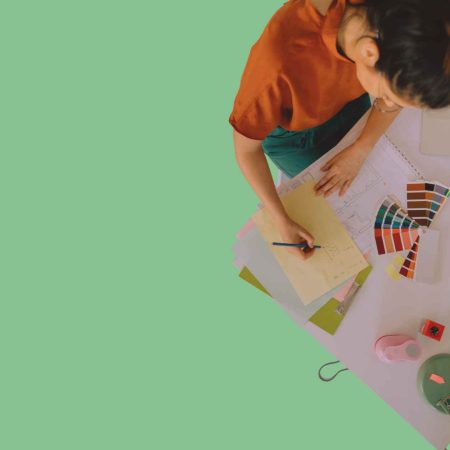 Diseñadora trabajando en branding y diseño de interfaz digital con paleta de colores